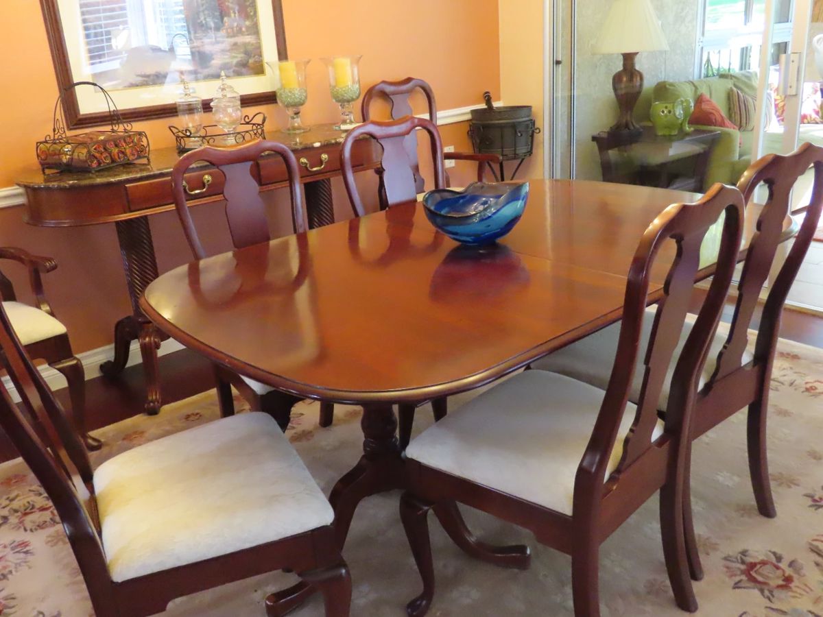 Stunning dining table/6 chairs, extra leaves and pads.