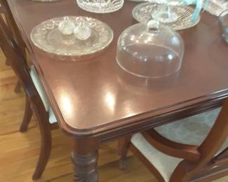 Formal dining table & 2 leafs by Lexington Furniture. Features eight chairs, all in excellent condition!