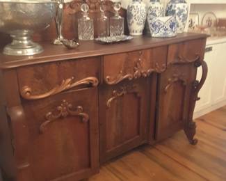 This is an absolute beautiful antique carved mahogany Buffet, in excellent condition!
