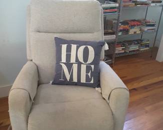 Matching pair of La-Z-Boy recliners