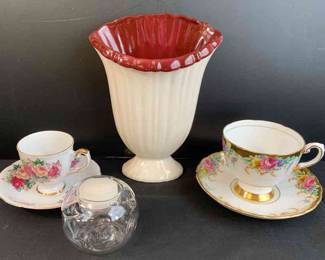 Unique Vintage Vase Czechoslovakia 1940?
Tea Cups