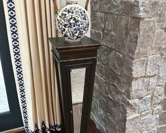 Pair of mirrored pedestals