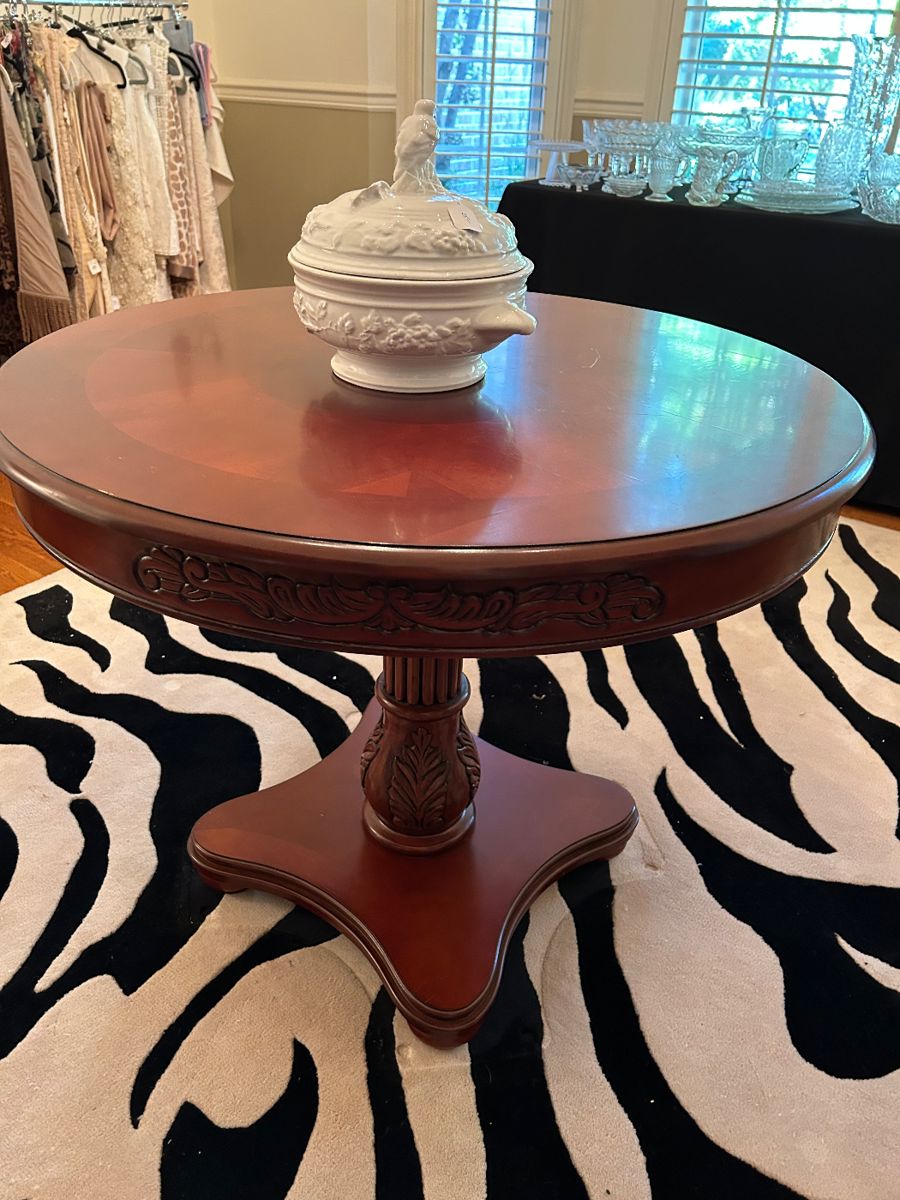 Round pedestal table