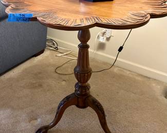 Antiq clawfoot carved wood pie crust table 
26.5 round X 28 $95.