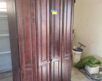 Armoire $35