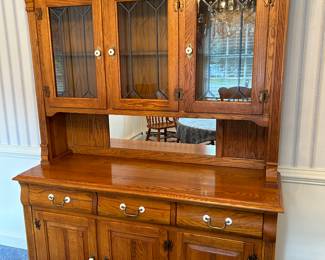 Gorgeous Vintage hutch in like NEW condition