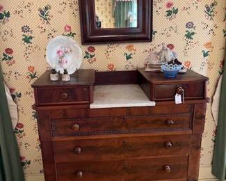 Empire dresser