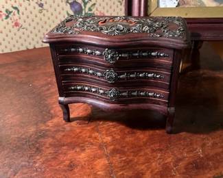 Small chest jewelry box