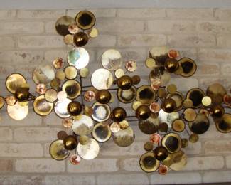 IT'S MY BELIEF THAT THIS SCULPTURE IS A "CURTIS JERE" BASED ON THE CONTENTS OF THIS HOME.  I CANNOT AUTHENTICATE, YOU WILL HAVE TO BE THE JUDGE. THIS WAS CHERISHED BY THE LADY OF THE HOUSE & BRAGGED ABOUT.  NO SIGNATURE IS PRESENT WHICH IS NOT UNCOMMON DUE TO THE WAY THESE PIECES WERE SIGNED "BLACK INK". THROUGH THE YEARS IT MAY HAVE BEEN RUBBED OFF DUE TO GENERAL CLEANINGS.  IT'S LARGE AND STRETCHES OVER THE MANTEL "GORGEOUS"