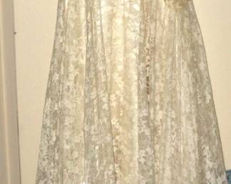 VERY ELEGANT VINTAGE WEDDING GOWN (SEE NEXT 3 PICS)