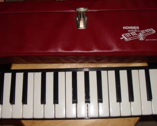VINTAGE HOHNER MELODICA WITH CASE - EXCELLENT CONDITION