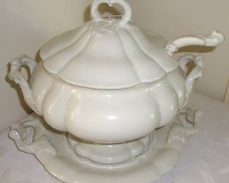 LARGE "RED CLIFF" TUREEN - GREAT FOR SERVING SOUPS, STEW, GRAVY & MORE. THE HOLIDAYS ARE UPON US. THIS IS A FABULOUS TUREEN THAT WOULD ADD ELEGANCE TO YOUR TABLE SETTING.