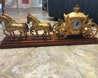 This is circa 1940’s United Clock Corp. golden four horse carriage clock.  Amazing❗️
