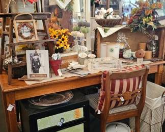 Rectangular Table/Desk
Double Sided Shoe Mirror
Nightstand 