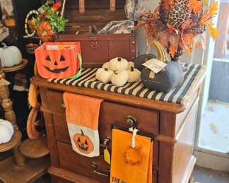 Nightstand
Fall & Halloween Decor 
