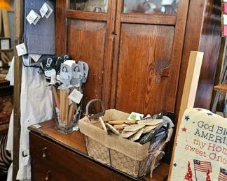 Antique Cabinet
Chest of Drawers 