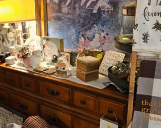 Dresser 
Decor