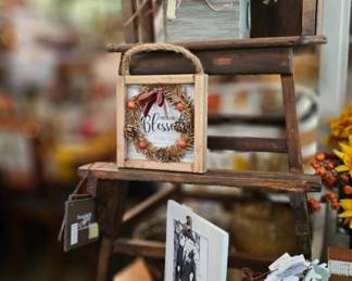 Vintage High Chair
Decor