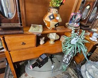 Full Size Bed
Projector
Lamps
Decor 