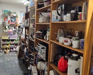 Kitchen Items 
Small Appliances 