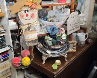 Drop Leaf Table
Decor