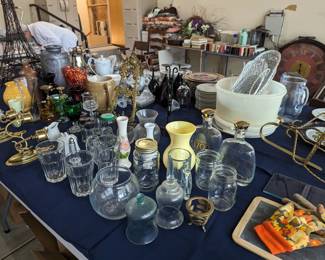 Misc glassware, decorative items