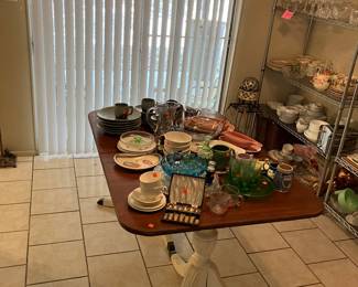 Nice Duncan Phyfe dining room table. 