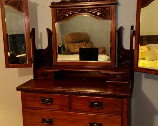Vintage Dresser 3 folding mirror 
