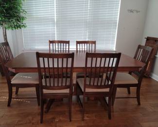 Beautiful oak trestle table and 6 chairs. Double Tablecloths were kept on table so it is in excellent condition.