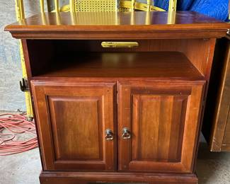 Tv stand (top swivels)