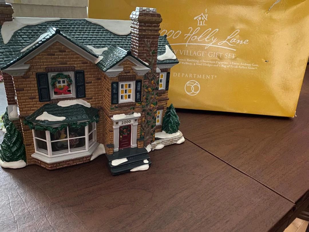 Snow Village 2000 Holly Lane with box
