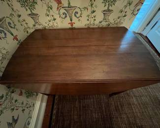 180. Dropleaf Dining Table w/ Turned Legs (40" x 24" x 28") w/ 2-13" leaves