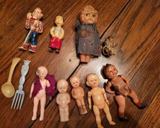 Howdy Doody plastic doll, old fragile plastic dolls, children's utensils and 2 divided children's ceramic bowls. 