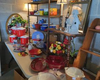 Pyrex, plastic cannisters in great shape, Oxfordware and lots more vintage kitchen items. 