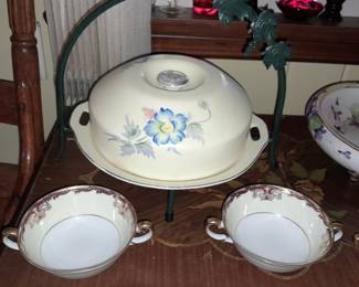 Plate W/ Stand & Dome Covering