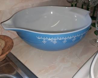 Pyrex Bowl W/ Cinderella Handles