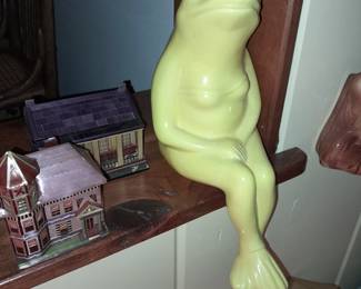 Vintage Sittjng Frog Statue