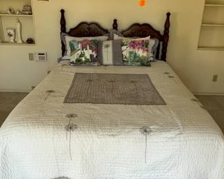 Queen bed, all linens—great deal!