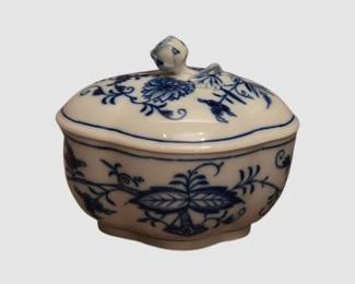 81. Meissen Blue Onion Lidded Jewelry Trinket Box