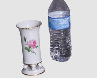 138. Meissen Pink Rose vase in handpainted porcelain with gold edges.