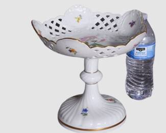 147. Meissen Strewn Flowers Centerpiece