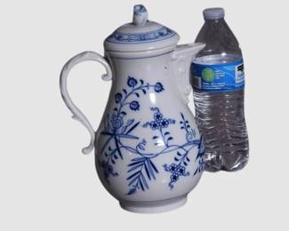 152. Meissen Blue Onion Coffee Pot