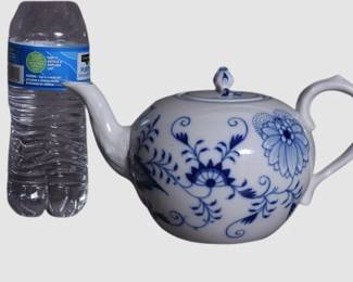 155. Meissen Blue Onion Teapot in Hand Painted Porcelain