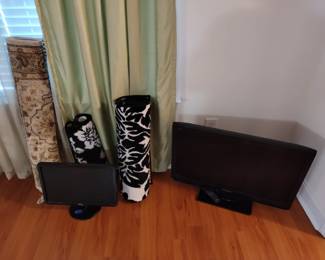 Tv, computer monitor, rugs