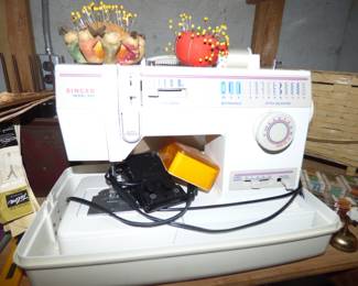 Singer Model 9510 Portable Sewing Machine with Case