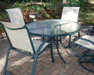 ROUND TABLE AND CHAIRS & UMBRELLA STAND