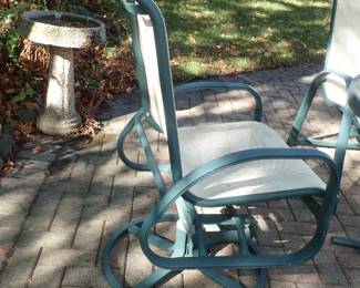ROUND TABLE AND CHAIRS & UMBRELLA STAND