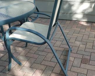 ROUND TABLE AND CHAIRS & UMBRELLA STAND