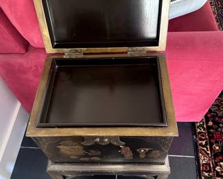 ANTIQUE WOOD BOX