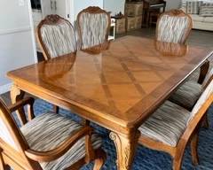 LIKE NEW THOMASVILLE TABLE AND SIX CHAIRS